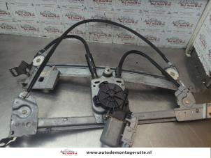 O188285 Gebruikte ruitmechaniek 2deurs links-voor Opel Tigra