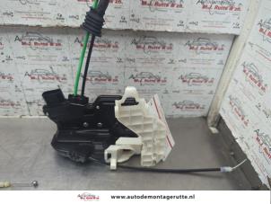 O188321 Gebruikte deurslot mechaniek 4deurs links-voor Kia Sorento