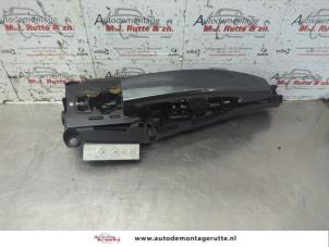 O188376 Gebruikte portiergreep 4deurs links-voor Opel Insignia
