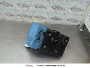 O188549 Gebruikte portierslot mechaniek 4deurs links-voor Volvo S80