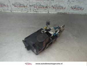 O188596 Gebruikte slotmechaniek portier 2deurs links Chevrolet Aveo