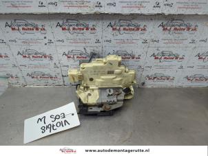 O188770 Gebruikte portierslot mechaniek 2deurs links Volkswagen Eos