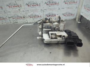 O188824 Gebruikte portierslot mechaniek 4deurs links-voor Honda Jazz