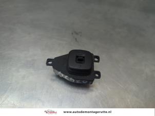 O189054 Gebruikte schakelaar spiegel Mazda 3.