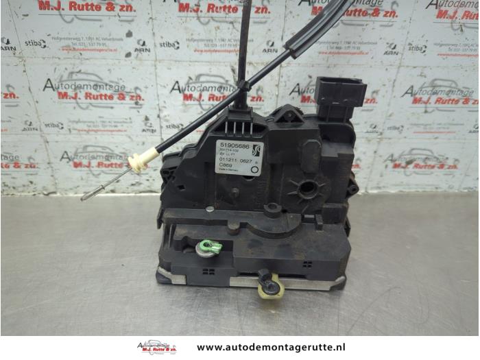Gebruikte Slotmechaniek Portier 4Deurs links-voor Fiat Punto O189245