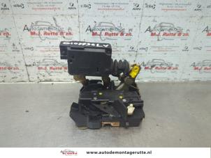 O189318 Gebruikte portierslot mechaniek 2deurs links Renault Twingo