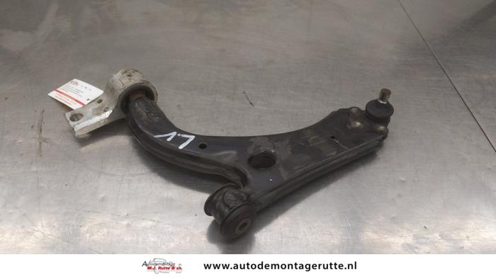 Gebruikte Triangel links-voor Ford Fiesta O189400