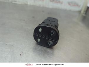 O189492 Gebruikte schakelaar elektrisch raam Ford Fiesta