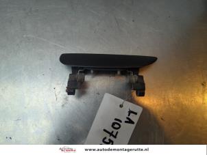 O189529 Gebruikte portiergreep 4deurs links-achter Daihatsu Cuore