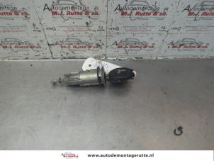 O189603 Gebruikte cilinderslot portier links Mitsubishi Colt