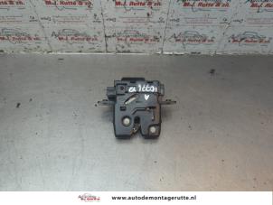 O189647 Gebruikte achterklep slotmechaniek Nissan Micra