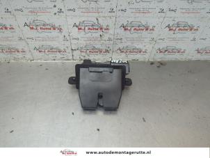 O189684 Gebruikte slotmechaniek achterklep Ford Fiesta