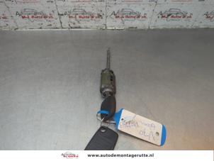 O189695 Gebruikte deurslot cilinder links Volvo V70