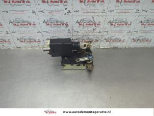 O189759 Gebruikte slotmechaniek portier 2deurs links Citroen Saxo