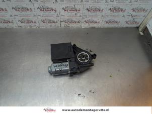 O189829 Gebruikte raammotor portier Skoda Octavia