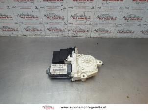 O189832 Gebruikte raammotor portier Skoda Octavia