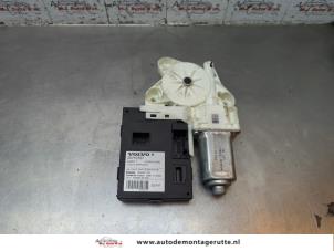 O189863 Gebruikte raammotor portier Volvo S40