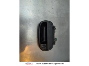 O189870 Gebruikte portiergreep 2deurs links Suzuki Alto