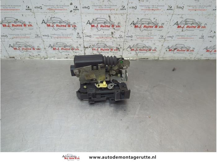 Gebruikte Slotmechaniek Portier 4Deurs links-voor Dacia Sandero O190074