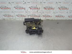 O190074 Gebruikte portierslot mechaniek 4deurs links-voor Dacia Sandero