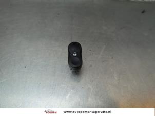 O190075 Gebruikte centrale deurvergrendeling schakelaar Dacia Sandero