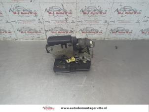 O190078 Gebruikte slotmechaniek portier 4deurs links-achter Dacia Sandero