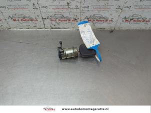 O190087 Gebruikte deurslot cilinder links Ford Fiesta