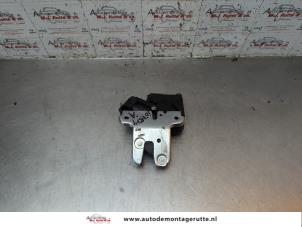 O190126 Gebruikte slotmechaniek achterklep Audi A8