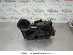 O190230 Gebruikte deurslot mechaniek 4deurs links-achter Volkswagen Golf