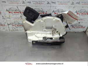 O190235 Gebruikte slotmechaniek portier 4deurs rechts-voor Volkswagen Golf