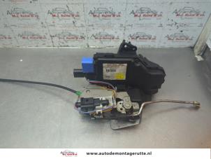 O190383 Gebruikte portierslot mechaniek 4deurs links-achter Audi A8