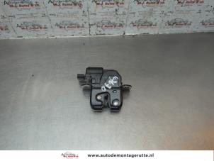 O190431 Gebruikte slotmechaniek achterklep Renault Twingo