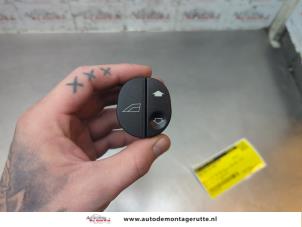 O190477 Gebruikte schakelaar elektrisch raam Ford Fiesta