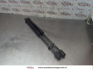 O190517 Gebruikte gasdemperset achterklep Volkswagen UP