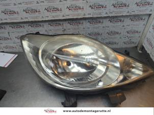 O190564 Gebruikte rechter koplamp Peugeot 107