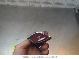 O190804 Gebruikte paniekverlichtings schakelaar Citroen DS3