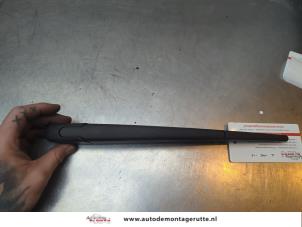 O190921 Gebruikte ruitenwisserarm achter Peugeot 308