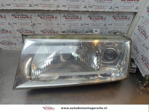 O190929 Gebruikte koplamp links Skoda Octavia