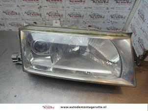 O190930 Gebruikte koplamp rechts Skoda Octavia