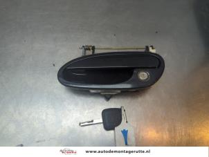 O191105 Gebruikte portiergreep 4deurs links-voor Opel Omega