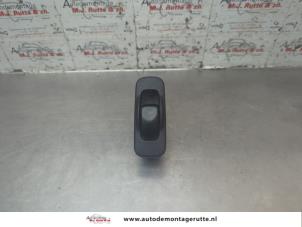 O191580 Gebruikte schakelaar elektrisch raam Mitsubishi Space Star