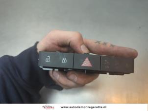 O191782 Gebruikte schakelaar paniekverlichting Opel Astra