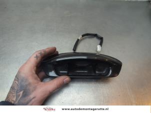 O191922 Gebruikte handgreep achterklep Nissan Micra