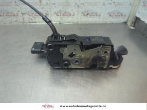 O192047 Gebruikte slotmechaniek portier 2deurs links Peugeot 207