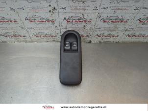 O192262 Gebruikte schakelaar elektrisch raam Renault Clio