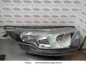 Gebruikte Koplamp rechts Iveco New Daily VI 33S14, 35C14, 35S14 Prijs € 150,00 Margeregeling aangeboden door Autodemontage M.J. Rutte B.V.