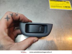 O192459 Gebruikte schakelaar elektrisch raam Peugeot 107