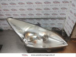O192573 Gebruikte rechter koplamp Peugeot 5008