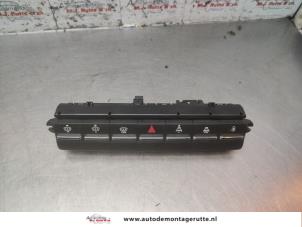 O192580 Gebruikte paniekverlichtings schakelaar Peugeot 5008