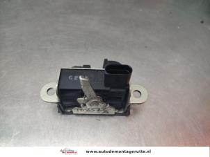 O192694 Gebruikte slotmechaniek achterklep Volkswagen Touran